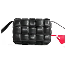 Bottega Veneta-Bottega Veneta Maxi Intrecciato Padded Leather Cassette Bag Leather Crossbody Bag in Good condition-Other