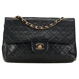Chanel-Chanel Medium Classic gefütterte Flap Bag Leder-Umhängetasche in gutem Zustand-Andere