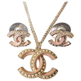 Chanel-Set di orecchini e collana CC A19S logo in smalto rosa con finiture dorate e perle, con scatola.-Rosa