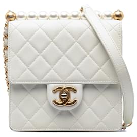 Chanel-Chanel Kleine Chic-Perlenklappe aus Lammleder in Weiß-Weiß