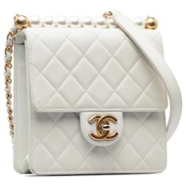 Chanel-Chanel Kleine Chic-Perlenklappe aus Lammleder in Weiß-Weiß