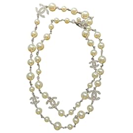 Chanel-Collar largo clásico de perlas con logotipo de cristal en caja con recibo.-Plata