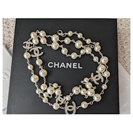 Chanel-Collar largo clásico de perlas con logotipo de cristal en caja con recibo.-Plata