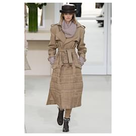 Chanel-Manteau trench en tweed à ruban de panneaux emblématiques-Beige