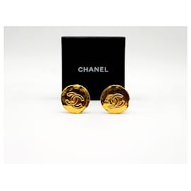 Chanel-Pendientes de botón de medallón Coco CC vintage de Chanel.-Gold hardware
