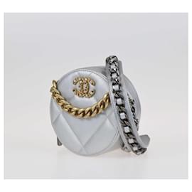 Chanel-Chanel – Gesteppte, runde Mini-Umhängetasche „19“ in Grau-Grau