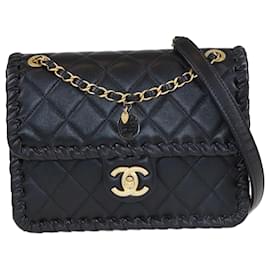 Chanel-Schwarze Chanel-Überschlagtasche mit gestepptem geflochtenem Rand-Schwarz