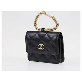 Chanel-Porta carte Chanel con patta e gancio gioiello trapuntato nero-Nero