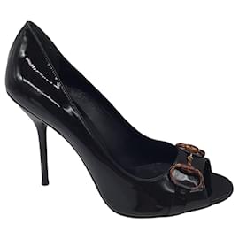 Autre Marque-Gucci – Schwarze/braune Pumps aus Lackleder mit offener Spitze und Horsebit-Detail in Schildpattoptik-Schwarz