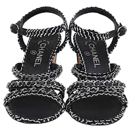 Chanel-Schwarze Chanel-Sandalen mit Knöchelriemen und Kettendetail-Schwarz