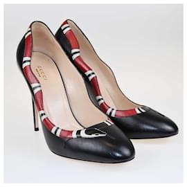 Gucci-Zapatos de tacón alto con serpiente Yoko negro/rojo de Gucci-Negro