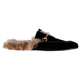 Gucci-Pantofole foderate in shearling con dettaglio morsetto Gucci Princetown in velluto nero-Nero