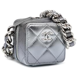 Chanel-Bolso cubo Coco Punk de piel de cordero metalizado plateado Chanel-Plata
