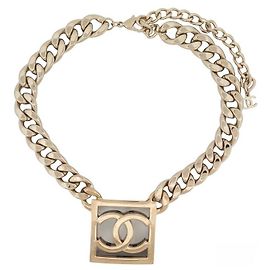 COLLAR CHANEL 2023 TRAJE PLACA CON LOGO CC COLLAR DE METAL CON CADENA DORADA Dorado