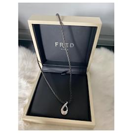 Fred-Authentique pendentif mouvementé avec diamant et lien passementerie noire et or gris de la Maison Fred-Argenté