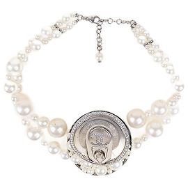 Chanel Gargantilha com pérolas artificiais e lata de sopa de cristal Branco