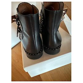 Givenchy-Givenchy Stiefel mit Nieten und mehreren Riemen-Schwarz