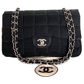 Bolsa transversal CHANEL acolchoada quadrada Jumbo com hardware prateado em nylon. Preto