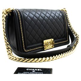 CHANEL Bolsa de ombro com corrente para menino, couro de cordeiro com aba preta acolchoada Preto