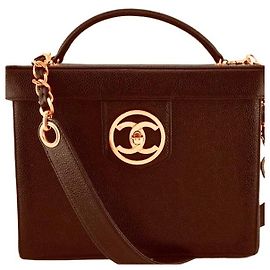 Estojo de maquiagem Chanel em caviar dourado 24k com alça transversal. Marrom