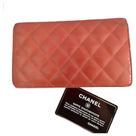 Chanel-Portefeuille en cuir verni matelassé Chanel-Corail