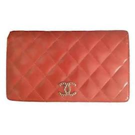 Chanel-Portefeuille en cuir verni matelassé Chanel-Corail