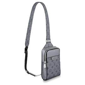 Louis Vuitton-Nouveau sac à bandoulière LV Outdoor Taigarama-Argenté