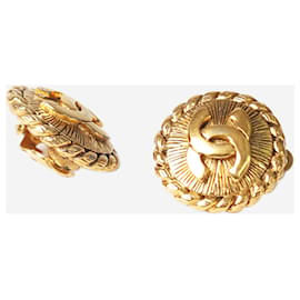 Chanel-Clipe CC dourado em brincos-Dourado