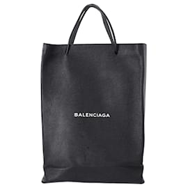 Balenciaga-Balenciaga Cabas Shopping North South Moyen Logo en Cuir Noir-Noir