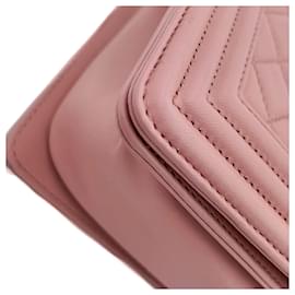 Chanel-Bolsa média acolchoada de couro de cordeiro rosa-Rosa