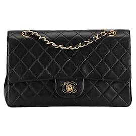 Chanel-Chanel Medium Classic gefütterte Flap Bag Leder-Umhängetasche in gutem Zustand-Andere