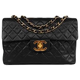 Chanel-Bolso bandolera gigante con solapa en oro de 24 quilates de piel de cordero acolchada Chanel-Negro