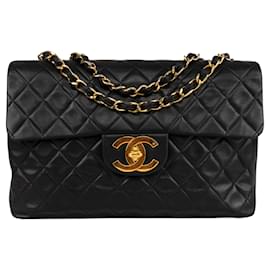 Chanel-Bolsa Jumbo Crossbody com aba Chanel em pele de cordeiro acolchoada em ouro 24K-Preto