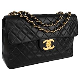 Chanel-Bolso bandolera gigante con solapa en oro de 24 quilates de piel de cordero acolchada Chanel-Negro