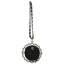 Chanel-Corrente redonda Chanel CC preta acolchoada em pele de cordeiro em torno da embreagem com corrente-Preto
