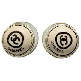 Chanel-Brincos redondos com logotipo Chanel CC Brincos de plástico em bom estado-Outro