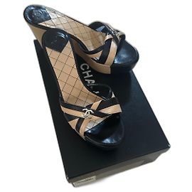 Mules compensées Chanel en cuir noir et beige Noir Beige
