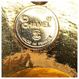 Chanel-Bolsa Chanel com aba dourada e colar com pingente de chapéu-Dourado