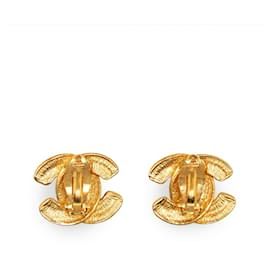 Chanel-Clipe acolchoado Chanel CC dourado em brincos-Dourado