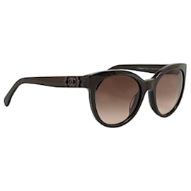 Chanel-Óculos de sol Chanel pretos com tonalidade olho de gato-Preto