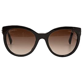 Chanel-Óculos de sol Chanel pretos com tonalidade olho de gato-Preto