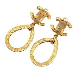 Chanel-Clipe pendurado Chanel CC dourado em brincos-Dourado