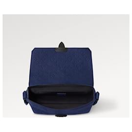 Louis Vuitton-LV Cape Messenger Taurillon Saphir-Blau