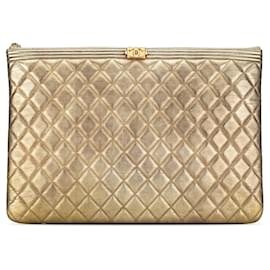 Chanel-Große Chanel Boy O Case Clutch aus Lammleder in Gold-Golden