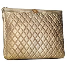 Chanel-Embreagem Chanel grande em pele de cordeiro dourada-Dourado