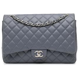 Chanel-Bolsa de ombro com aba Chanel Maxi Classic cinza forrada de pele de cordeiro-Azul