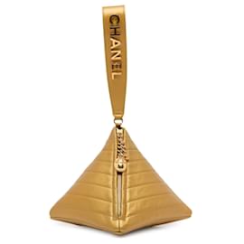 Chanel-Cartera sobre de cuero Chanel Pyramid dorada-Dorado
