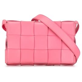 Bottega Veneta-Rosafarbene Umhängetasche „Maxi Cassette“ aus Intrecciato-Lammleder von Bottega Veneta-Pink