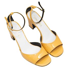 Chanel-Gelbe Chanel-Sandalen aus Lackleder mit Knöchelriemen und Absatz, Größe 39-Gelb