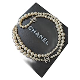 Chanel-Collar largo de declaración de perlas CC A11V Classic con herrajes dorados en caja-Dorado